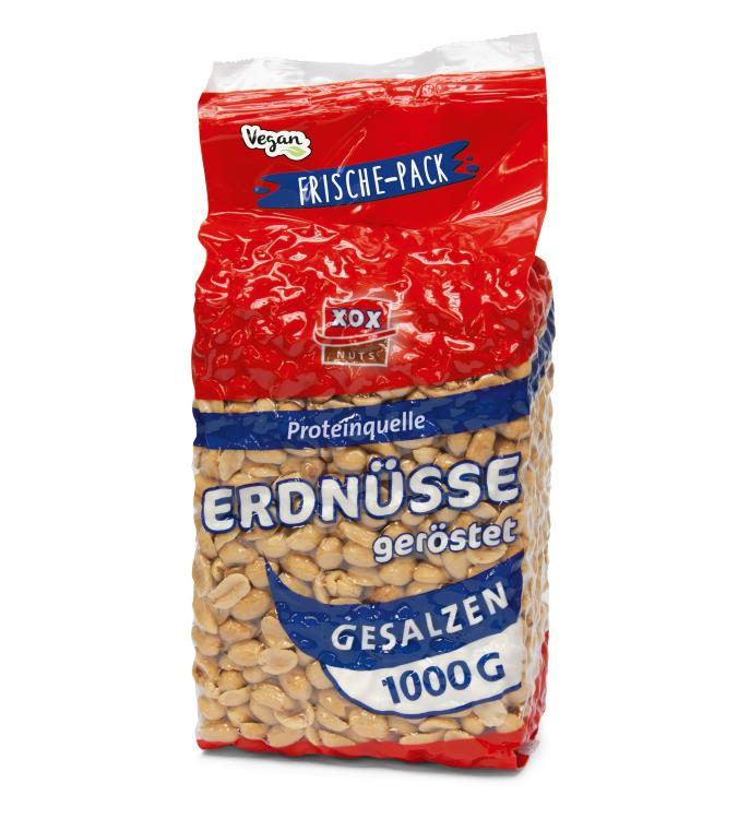 Packung von XOX gesalzenen Erdnüssen in 1000g Vakuumpack auf einem Tisch, ideal für Snackliebhaber und Partys.