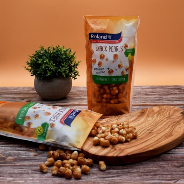 Roland Snack Perlen und Verpackung auf einem Tisch dargestellt