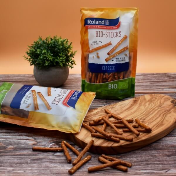 Roland Bio Sticks Verpackung und Salzstangen auf einem Tisch dargestellt