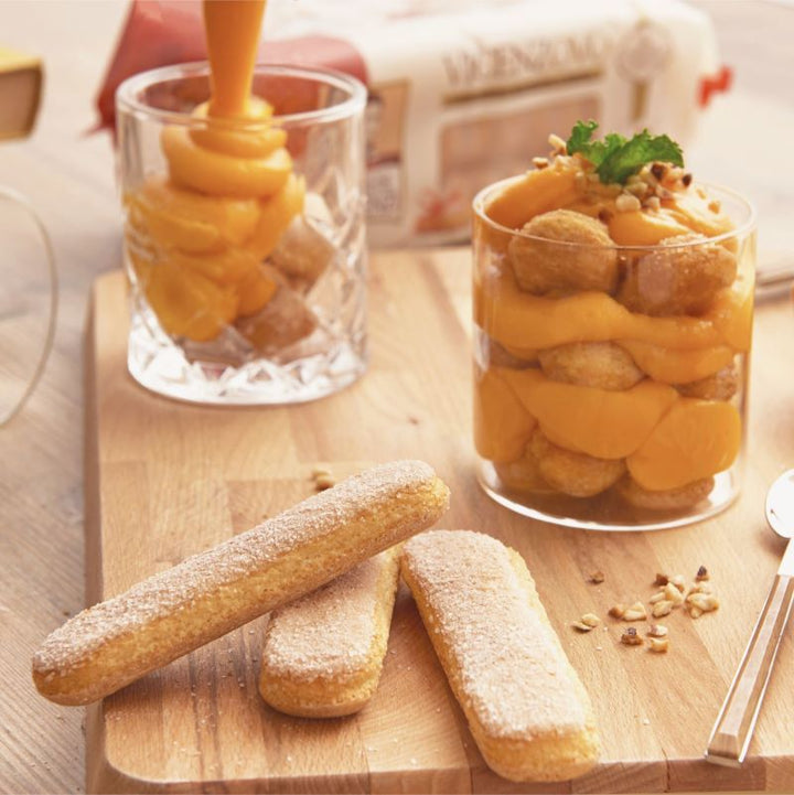 Amarettini-Dessert geschichtet in einem Glas mit Krokant garniert